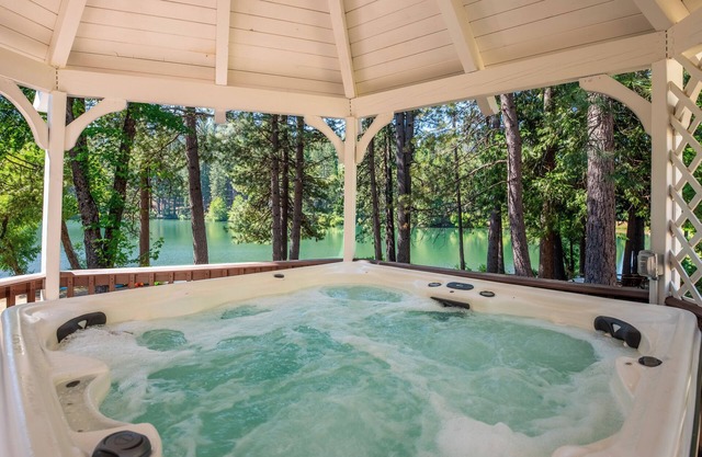 The Lake House - Beachfront w/ AC & Hot tub available!