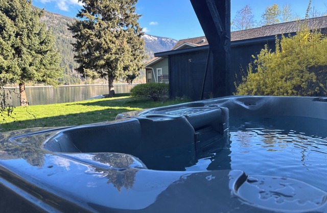 The LAKE HOUSE on Kootenay Lake-Private Sandy Lakefront Beach