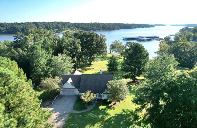 The Lakehouse at Ky Lake, waterfront,private dock. gentle private yard.