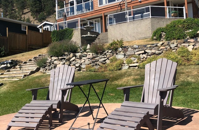 The LakeHouse - Lakeshore Property With Breathtaking Views - 6 bedrooms, 3 baths