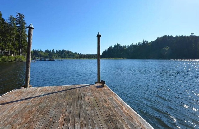 Pet friendly Lake House sleeps 14