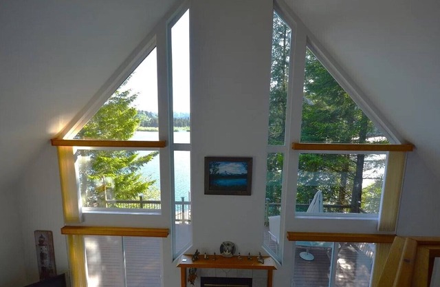 The Lakehouse sleeps 5, Pet friendly, private dock