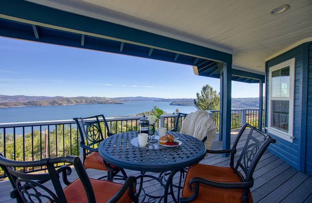 The Lakehouse. Spectacular Lake & Moutain Views, Pool, private marina & dock.