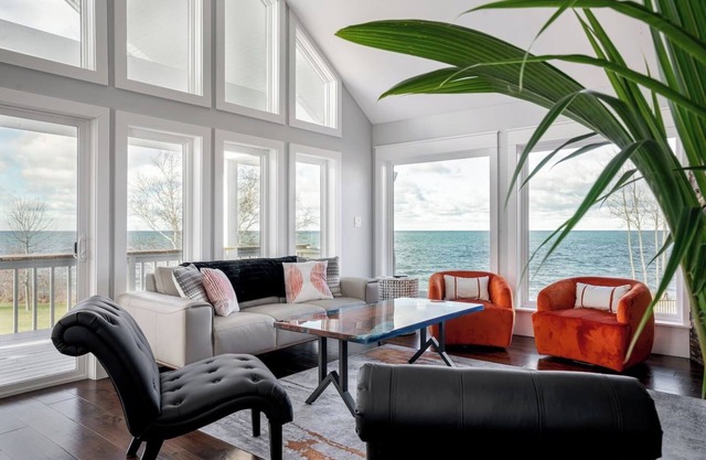 The Lakeshore Cottage