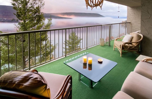 The Lakeside Pine, Spacious condo, breathtaking views.