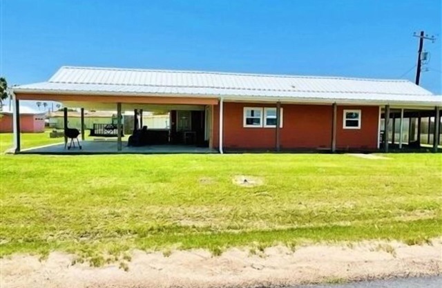 The Landing. 2 Bedroom/1.5 Bath Private Home. Great Outdoor Space!