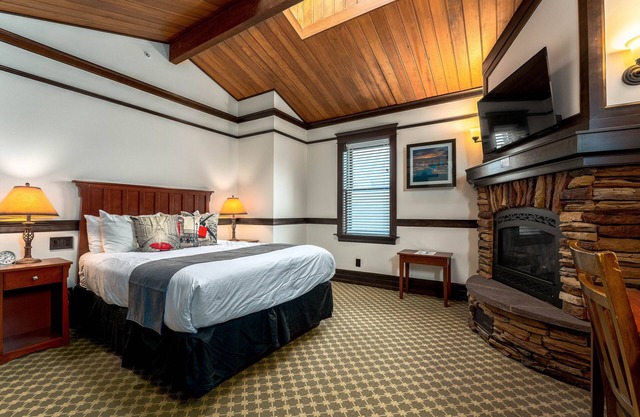 The Landing 208 Queen Suite with Jetted Tub