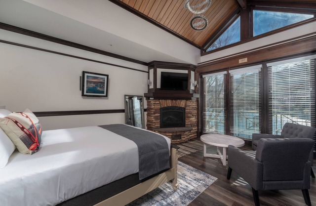 The Landing 212 Balcony w/ lake views!
