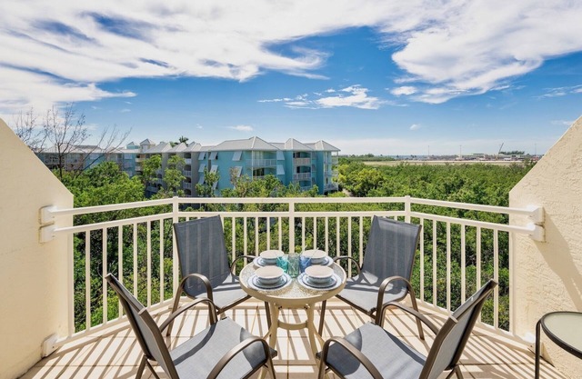 **THE LARK’S LANDING @ SUNRISE SUITES** Condo & Pool + LAST KEY SERVICES…