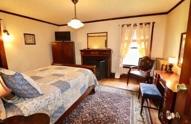 The Larke Room w/ queen bed