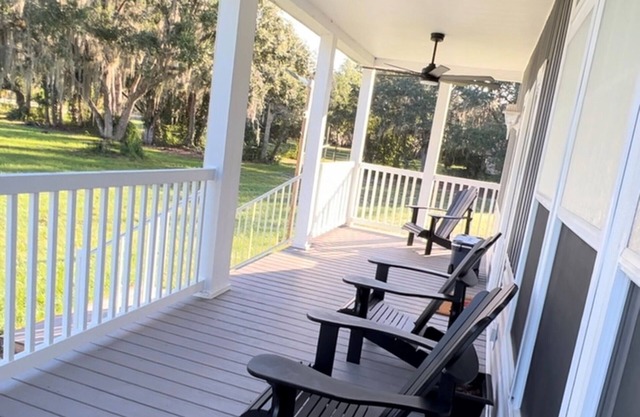 The Last Stand Farmhouse! Beautiful kitchen, TV room, AC, WiFi in Okeechobee
