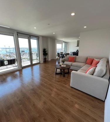 The lavender-Modern 2BR in downtown with stunning Marina View