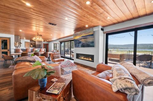 The Lazy Bear - Indulge in breathtaking views of the expansive lake from this charming cabin.