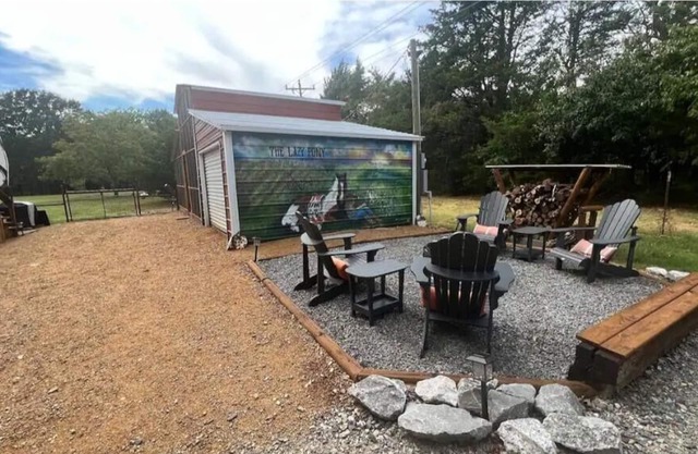 The Lazy Pony at the Barn/Hot Tub/ 3 acres Hiking Trails/Unique Barn Living Area
