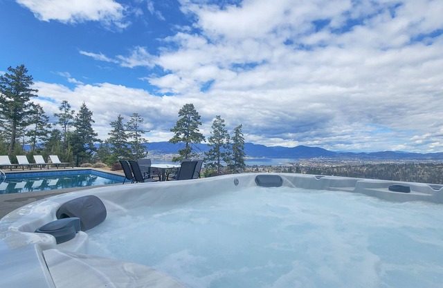 THE LEDGE + 5 ENSUITES + POOL/HOT TUB + GYM + THEATRE