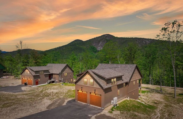 The Ledgeview Lodge | Brand New, Hot tub, Views