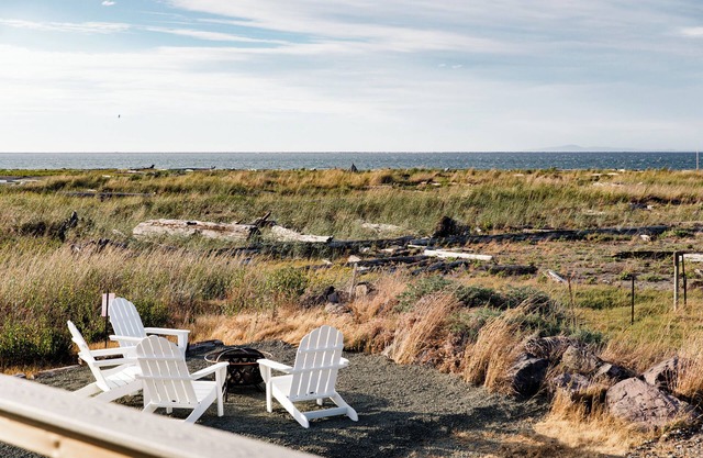 The Light Keeper's Cottage - Newly Renovated, 5-acre Private Waterfront Retreat