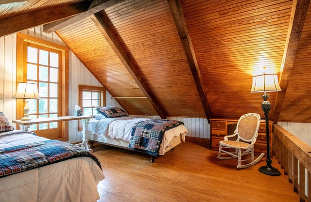The Lil' Sipp, 2BR Cabin by Velvet Ditch Villas