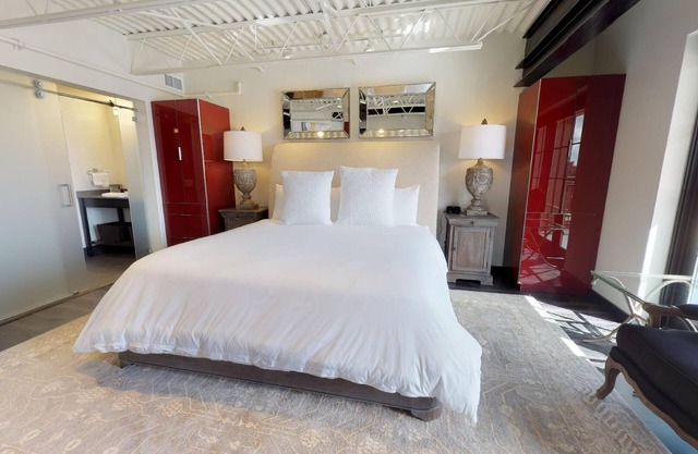 The Lincoln 503, 2 Bed/2 Bath, Luxury Loft Style Condo