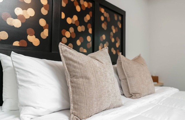 The Lincoln Boutique Motel- Upper Deluxe King #7