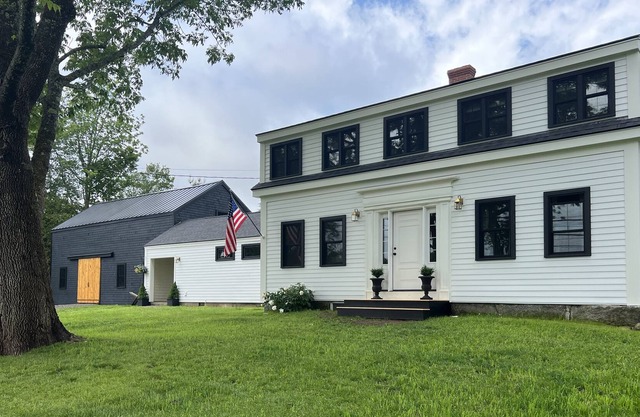 The Lincolnville House, farmhouse , hot tub 2 min to beach 6 min to Camden