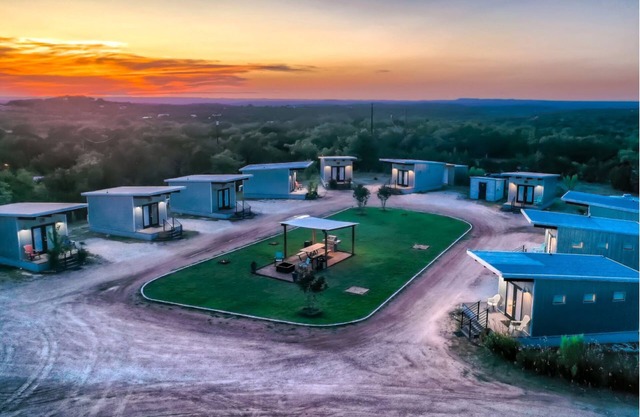 The Liney Moon - Horseshoe Cottage w/ Pool, Firepits, Putting Green, & More!