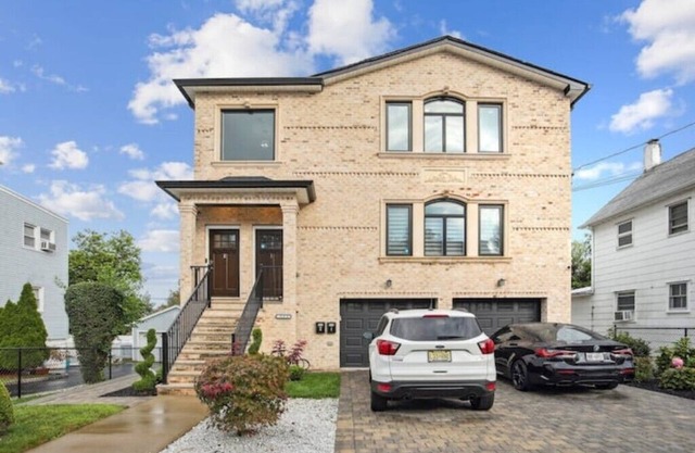 The Lions Den Luxury 3-Bedroom Oasis + Patio