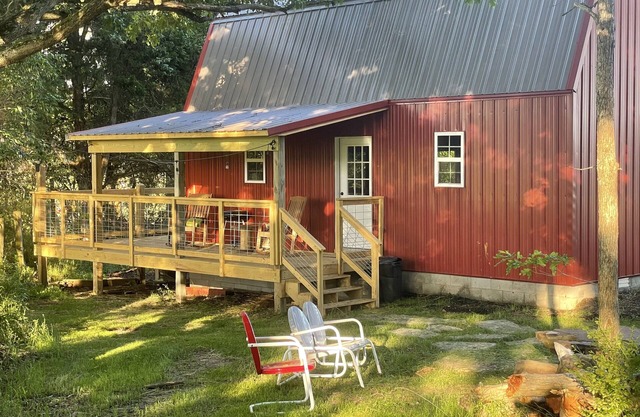 The Little Barn on the Hill...NEW! min. from town. Great back porch view w/ Loft