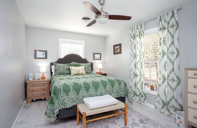 The Little House - Eclectic, Quiet, Pet Friendly Home