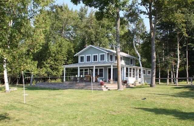 Schöne Seepromenade Haus der Familie auf der Ostseite von Torch Lake