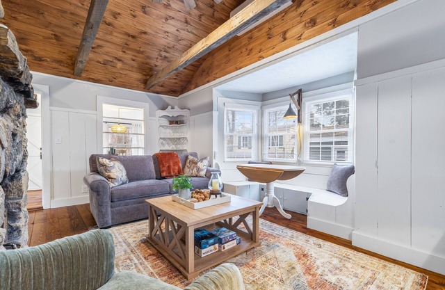 The Little Nest-Cozy & Adorable cottage just a short walk to Lake Pocotopaug!