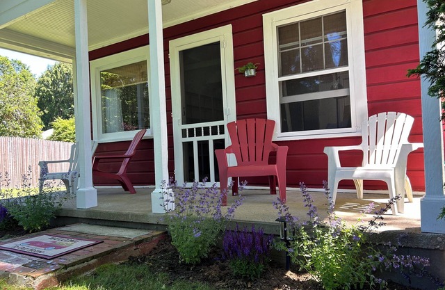 The Little Red Cottage - A cozy home steps away from private beach & wine trail.