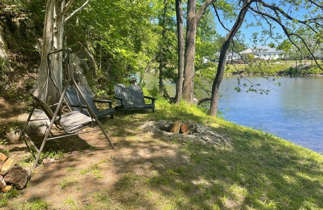 The Little River Farmhouse – Your Smoky Mountain Riverside Retreat
