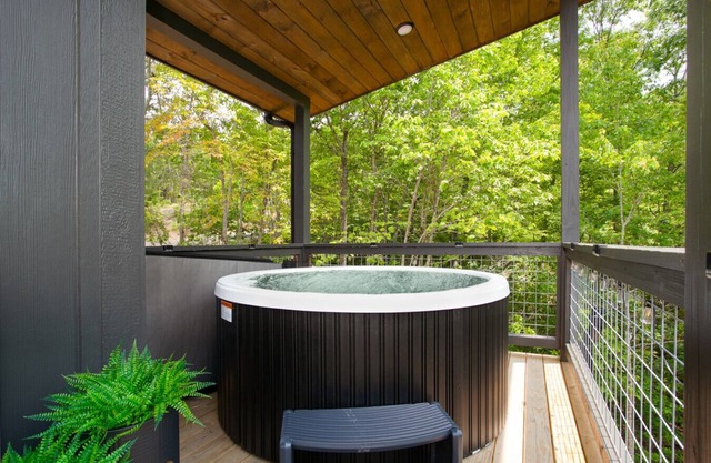 The Little Timber: Cozy, Hot Tub & Fireplace!