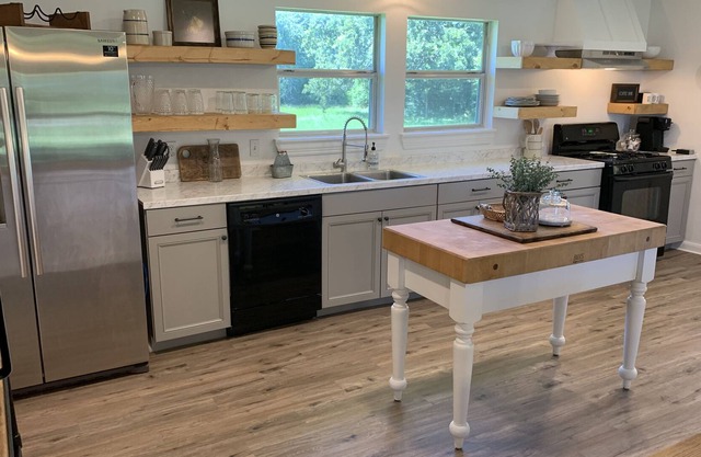The Little White Farmhouse (2 Private Acres)
