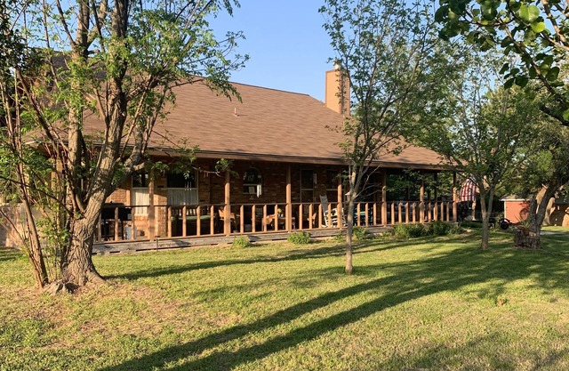 The Live Oak Home: private area with song birds, wildlife and bright stars.