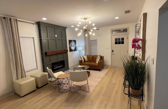 The Lively Oak - 3BD - 2BA Near DTown Mobile