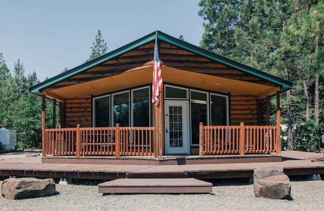 The Lodge - 3 bedroom, 2 bath large resort cabin
