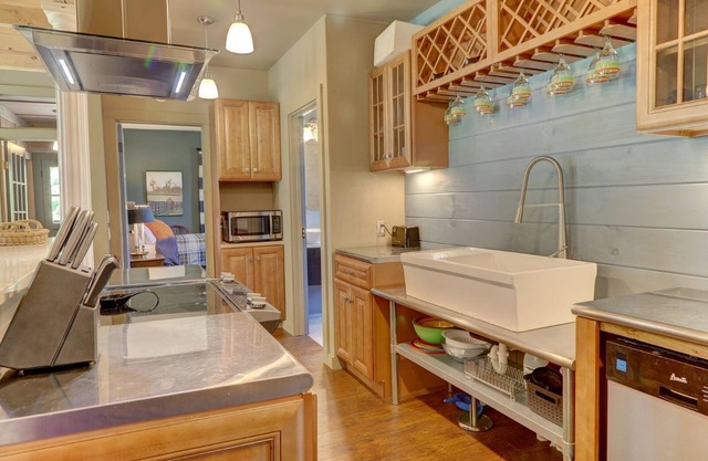 The Lodge- 3-bedroom with WiFi, AC and pool in gorgeous Amenia