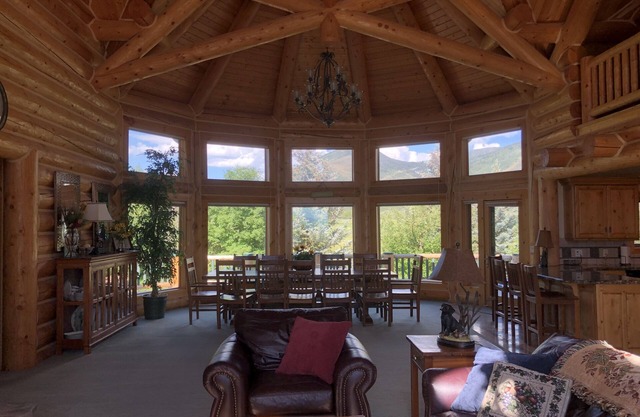 The Lodge. A large but cozy cabin in the beautiful city of Oakley.