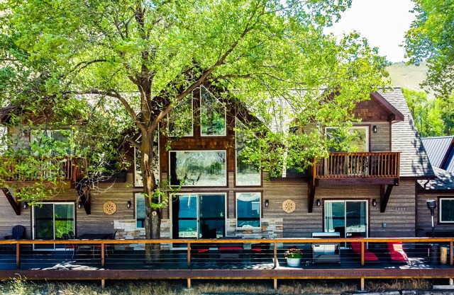 Die Lodge in Big Eddy am Lachsfluss