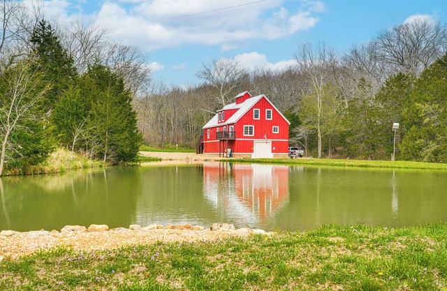 'The Lodge at Crider Creek' Getaway on 140 Acres!