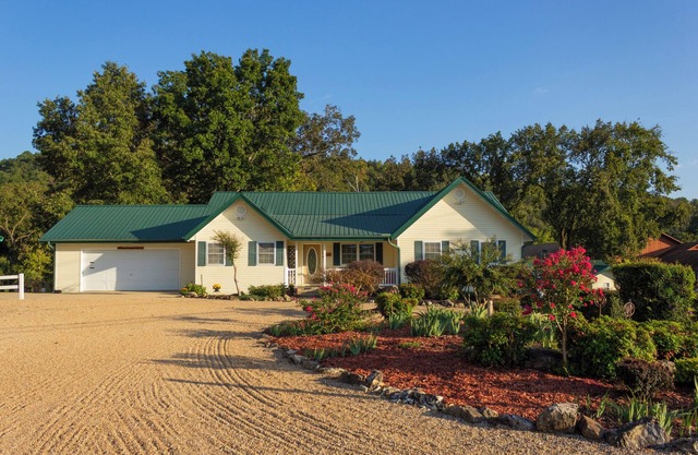 "The Lodge" GREAT FOR GROUPS & Walk-in Norfork River Access in Norfork, AR