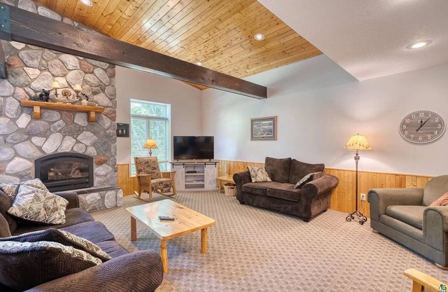 The Lodge: Hot Tub Fireplace RiverFront Pet Friendly Cabin