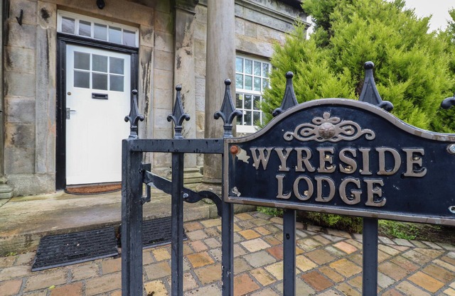 THE LODGE HOUSE, character holiday cottage, with a garden in Galgate