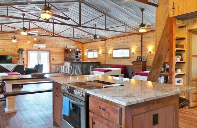 The Loft at Lucky Eagle ~ Ferienwohnungen in Aggieland