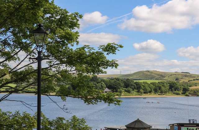 THE LOFT AT THE LAKE, romantic, with a garden in Littleborough