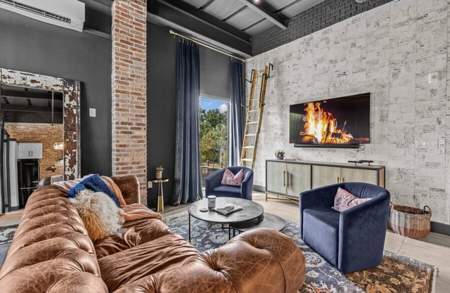 SpeakEasy Luxury Loft Space, 730sqft, 2 open-air bedroom condo, Downtown Tampa