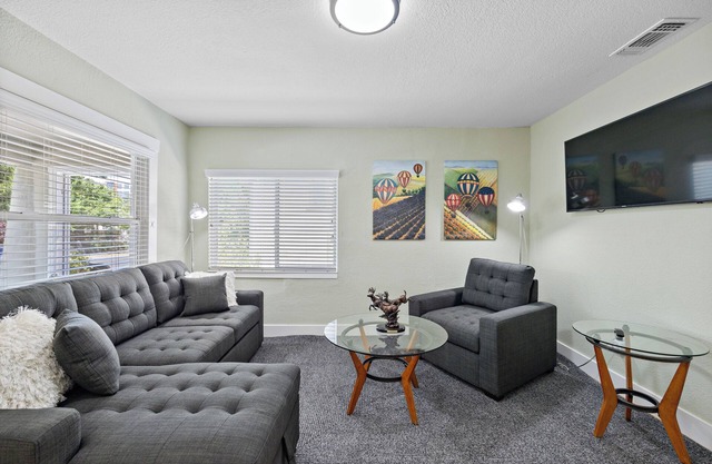 The Loft Nest, 2-bedroom, up to 6 Gusts 7 Minutes' Walk to UC Davis Medical Ctr.