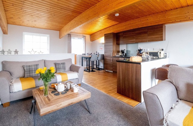 The Loft - sleeps 6 guests in 3 bedrooms